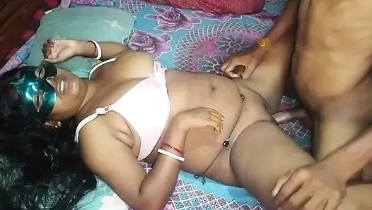 Mamoni yenge ateşli domaltmalı pozisyon Romence ve Hintli köy odasında yüksek sesle seks