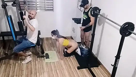 Istri berselingkuh dengan suaminya di gym di belakang punggungnya!