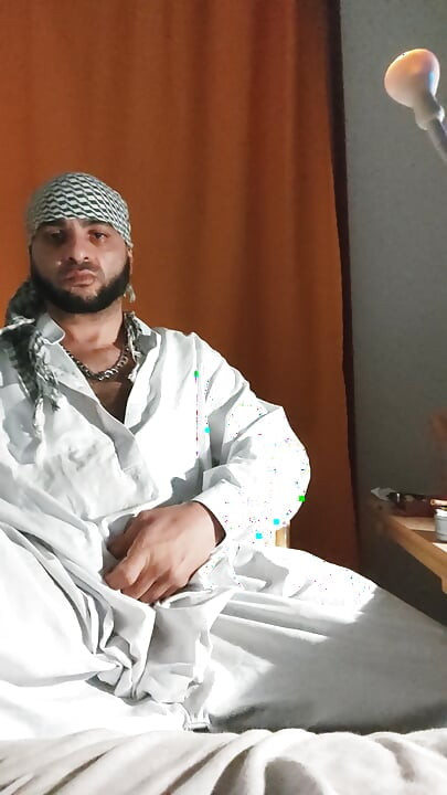 Dirtyjunkbro mengenakan pakaian Afghanistan, kaus kaki dek kencing dan minum kencing