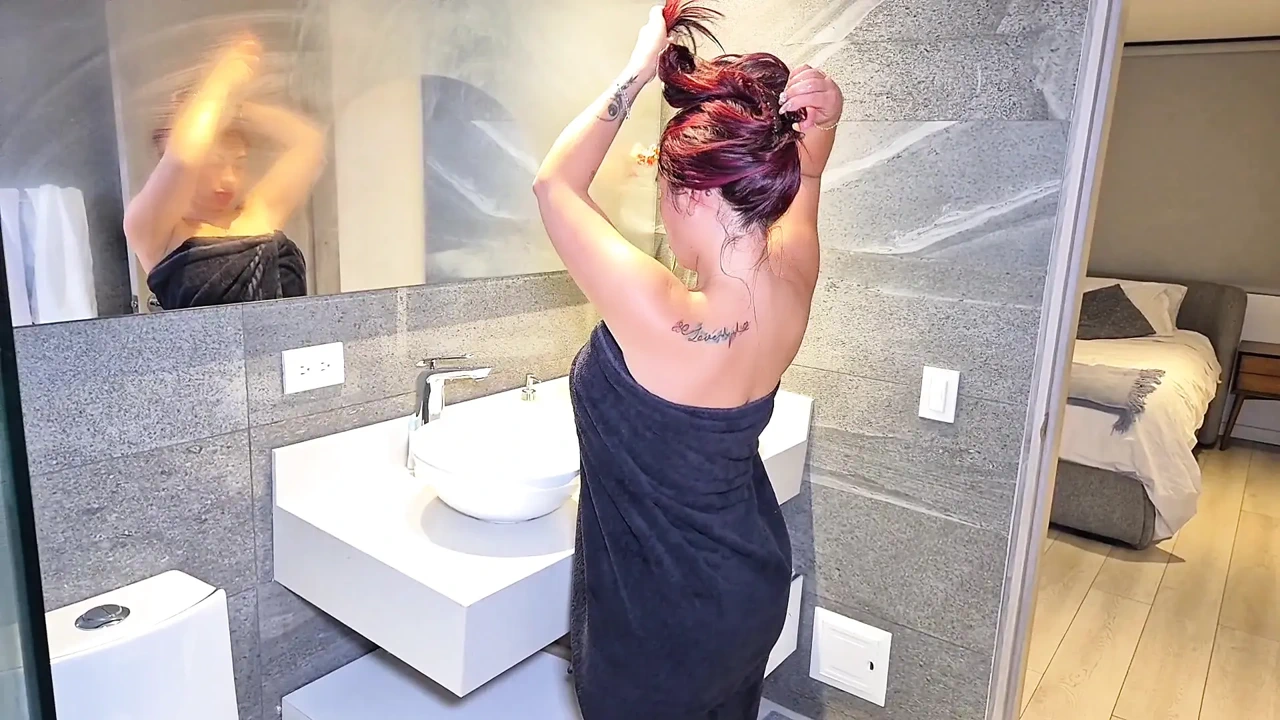 我的室友叫醒了我, 进入了我的阴户.