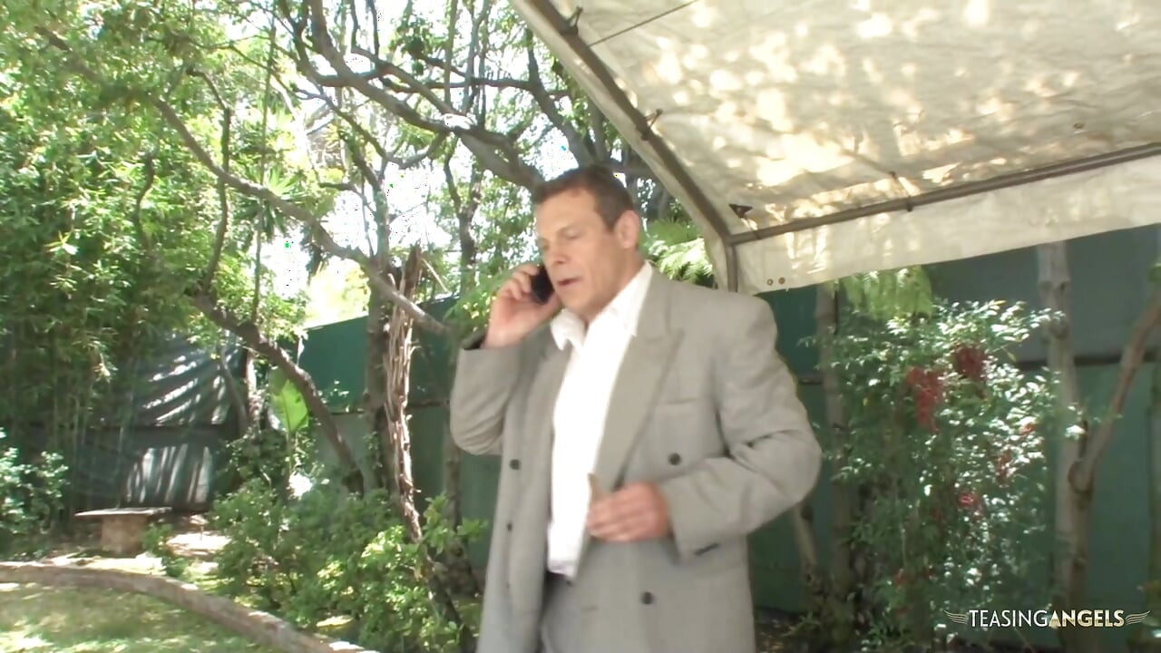 Pengusaha ngentot cewek pirang sange dengan stoking putih setelah bertukar kenikmatan oral