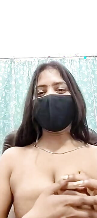 Iubita își expune și își presează țâțele pe un apel video