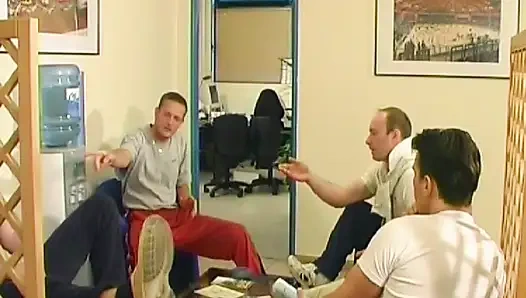 Sevimli Fransız genç kız soyunma odasında sikiliyor