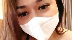 Ultimul viral din Indonezia, o fată care poartă o mască se masturbează singură
