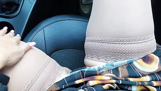 Возбужденная мачеха соблазняет своего пасынка сексуальными ногами в чулках в машине