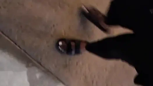 Nikki lagi asik nyepong sampai kakinya mengisap