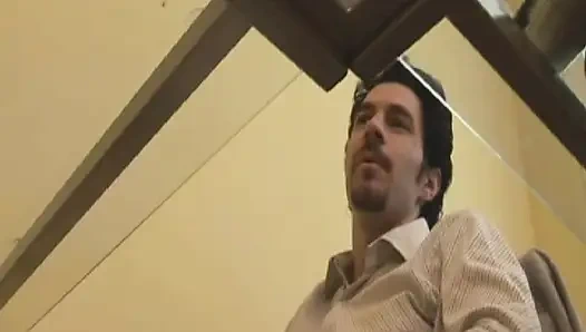 Şaplak atılan sarışın Fransız bebek götünü sert siktiriyor