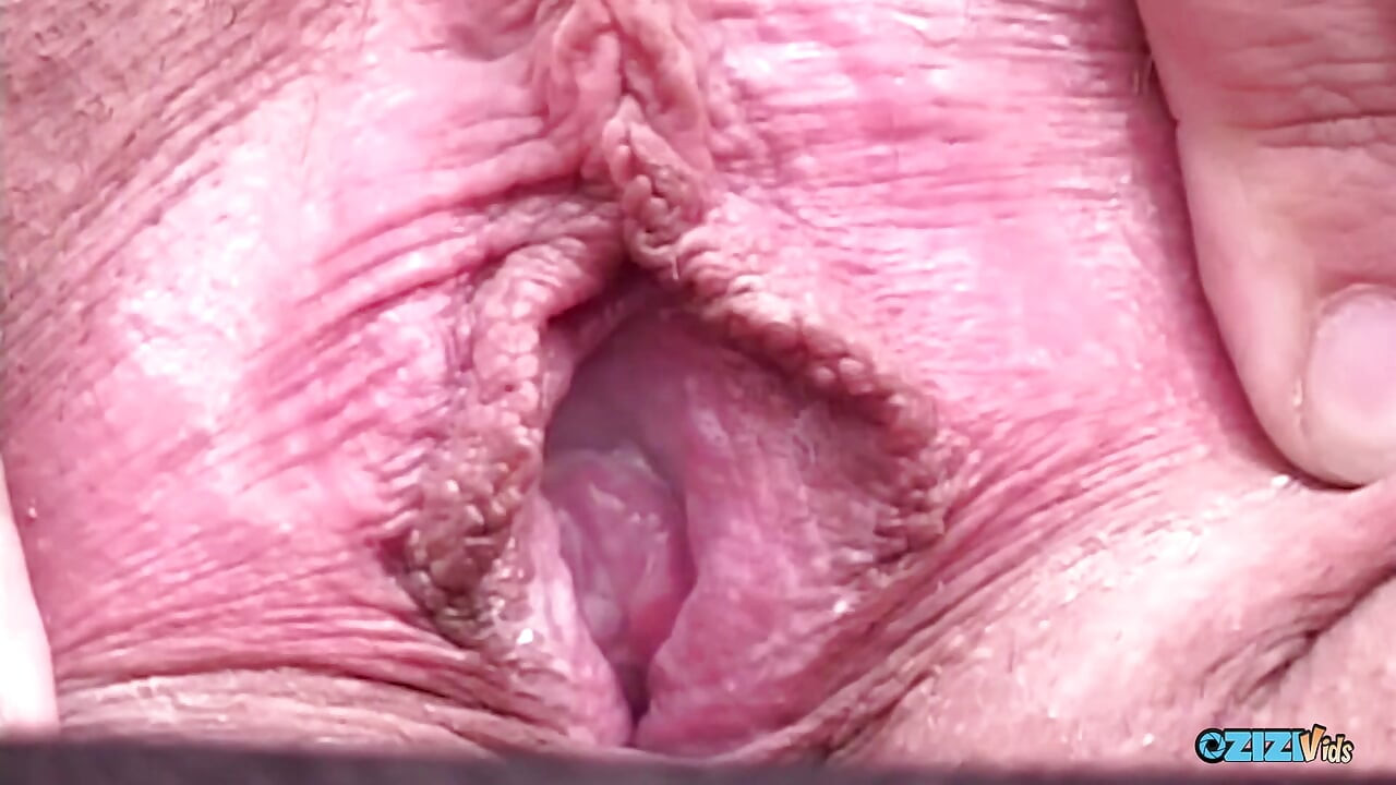 This Is How This Gal Prepares Herself to Masturbate with a Giant Dildo