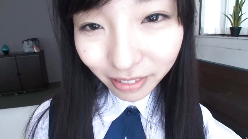 Egy érett férfi találkozik egy bájos szépséggel egyenruhában.