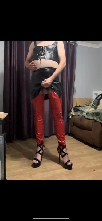 Maninboots czerwony i czarny strój PCV z pierścieniem kogut buttplug i cum