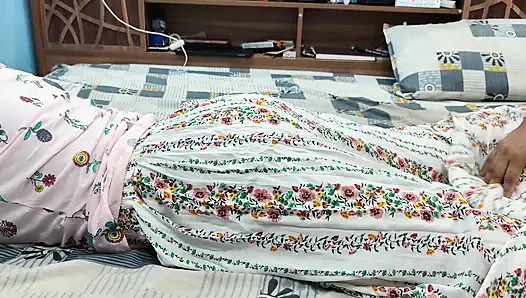 Сиськи целуются с лизанием пупка