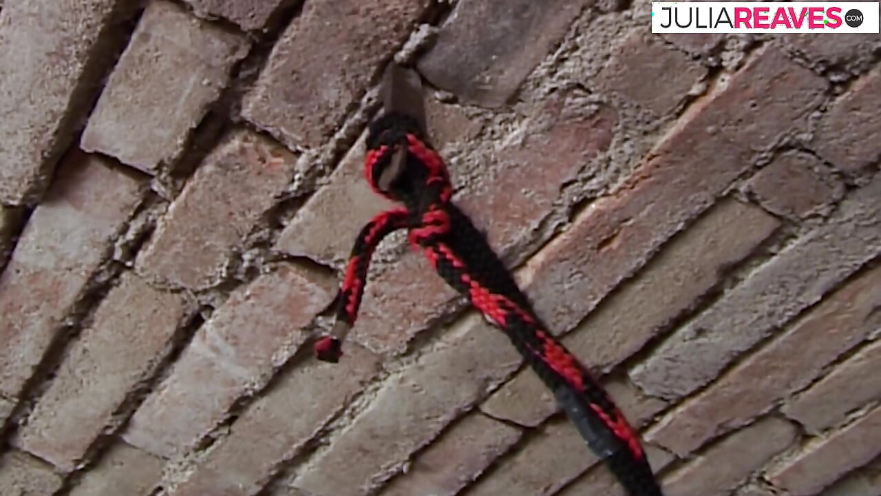 MILF dalam lateks hitam submisif dan dikongkek gaya doggy