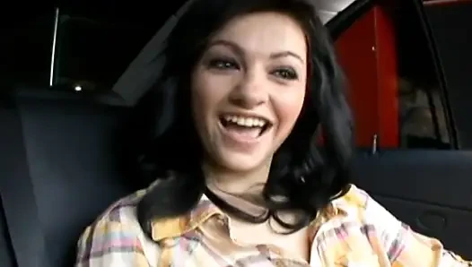Harter sex im auto für eine wilde sexy brünette