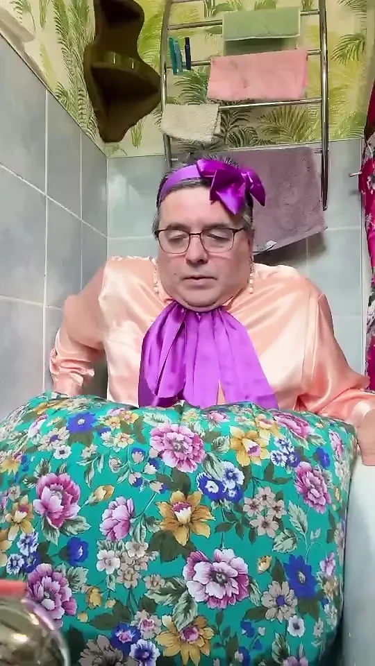 Με vintage στολή υπηρέτριας για να κάνετε μπάνιο πλήρως ντυμένη