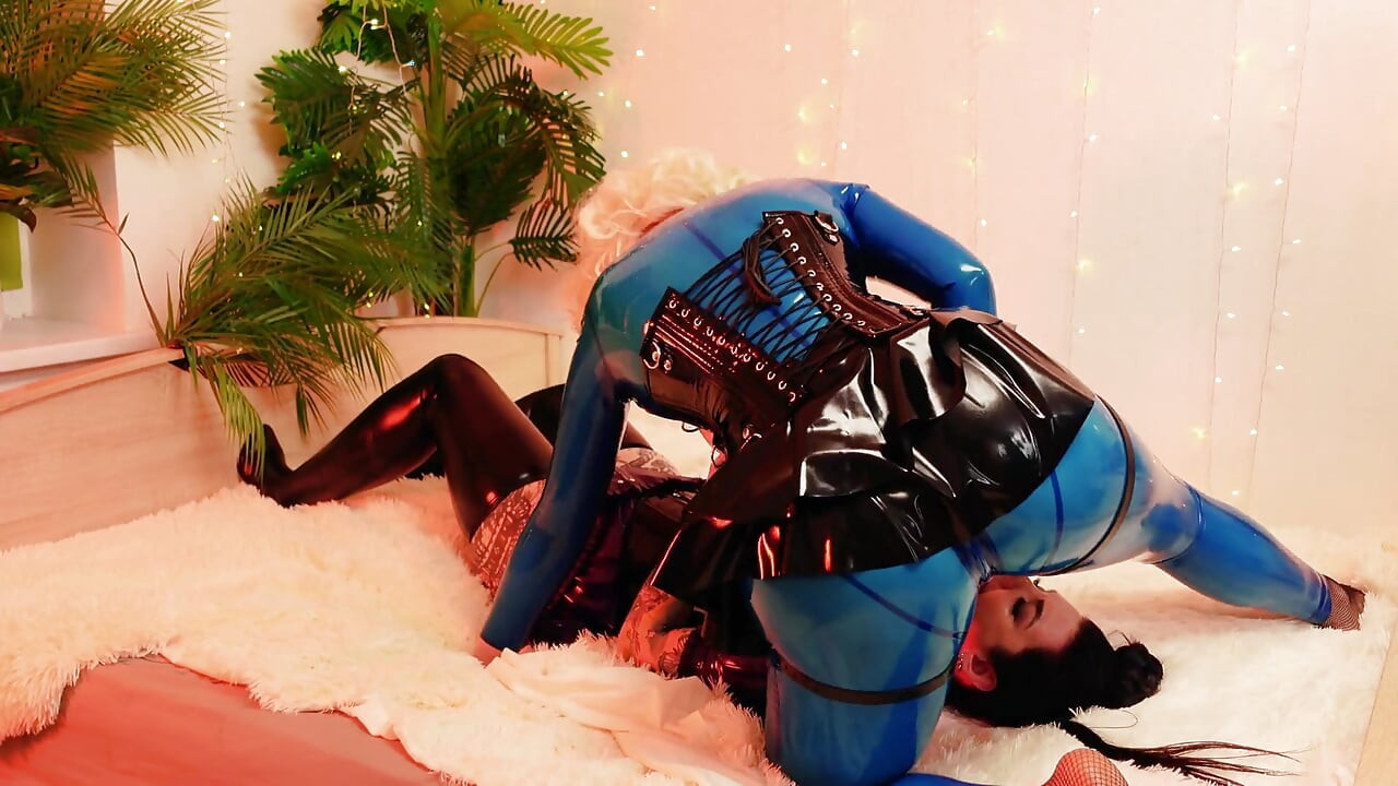 วิดีโอหลังเวทียางลาเท็กซ์ - 2 สาวเลสเบี้ยนเย็ดสุดฮอตที่บ้าน หนังโป๊