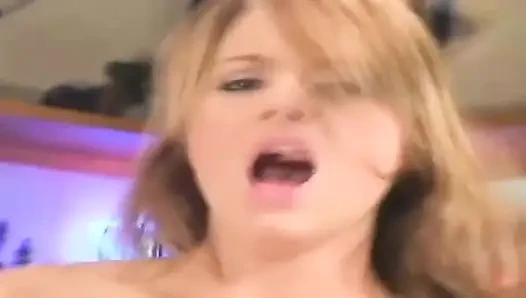 Cewek hot rambut pirang lagi asik fingering memek beceknya sampai orgasme bergetar