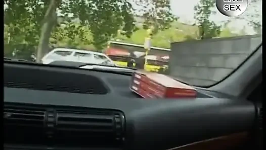 Edepsiz Alman sarışın vücudunu gösteriyor