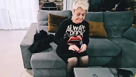 Мне пришлось выбирать между работой или дилдом для своей зрелой MILF киски