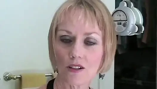Olgun bayan büyük yarağını seviyor