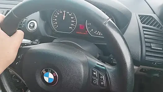 Sevimli sarışın dildo uber sürücüsü izlemek zorundayken amını sikiyor
