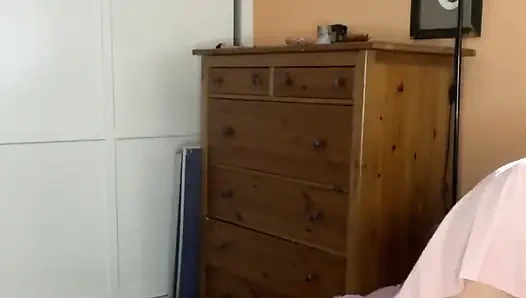 Üvey anne onu evin etrafında boşaltmanı nasıl istediğini anlatıyor 31 talimatı! Ağzına boşalman için yalvarıyor!