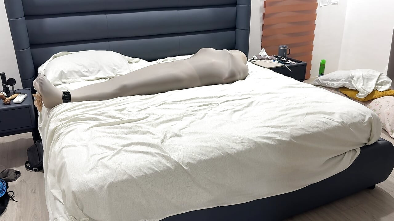 Dimumifikasi dalam kecoon pantyhose rentan terbungkus di dalam nilon
