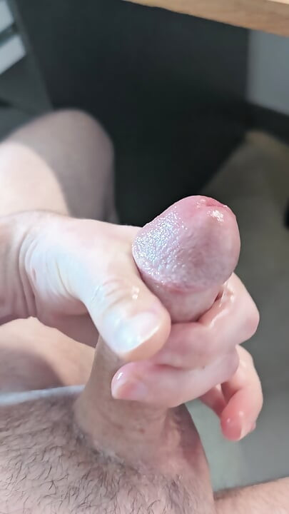 オイルまみれの素早いオナニー、ねっとりした濃厚精液