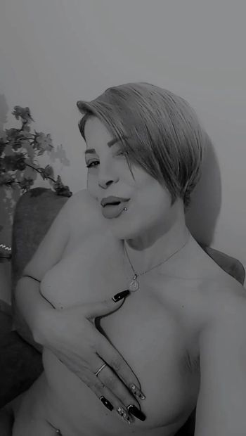 Finally, after almost a week without internet, I'm back with you on my broadcast! I'm looking forward to seeing you, my gentlemen. 🤵