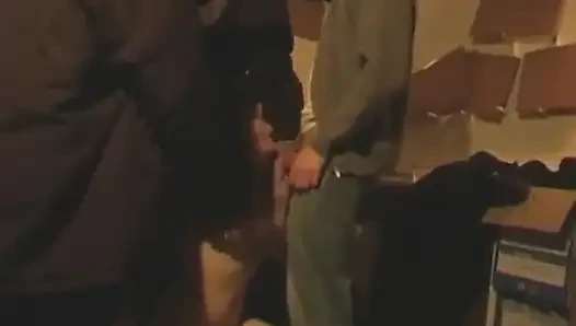 Yerel fahişe haydutlar tarafından sikiliyor