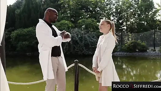 Rocco siffredi - yaramaz hemşire Jade J'adore doktor rock sert yarağı sert bir şekilde alıyor
