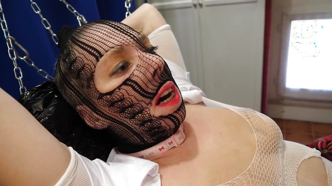 Kika & Ziliam lesbo bdsm: Ziliam se folla a Kika como una pequeña muñeca sumisa.