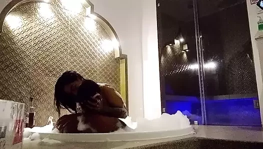Me la cojo rico en el jacuzzi y se cae no aguanta ya sus piernas de tant...