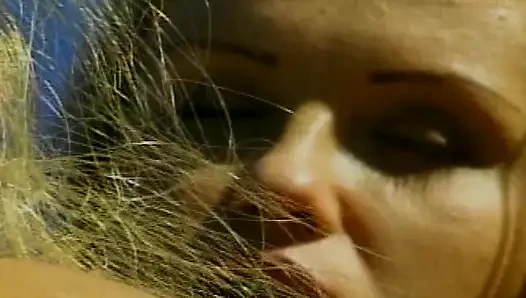Cewek pirang memikat menikmati aksi lesbian panas