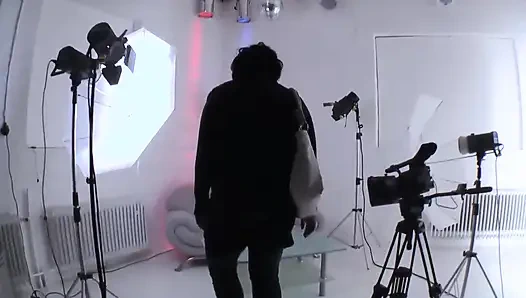 Heiße und mollige brünette mit dickem arsch in sexy schwarzen strümpfen fingert ihre muschi und spielt mit einem dildo