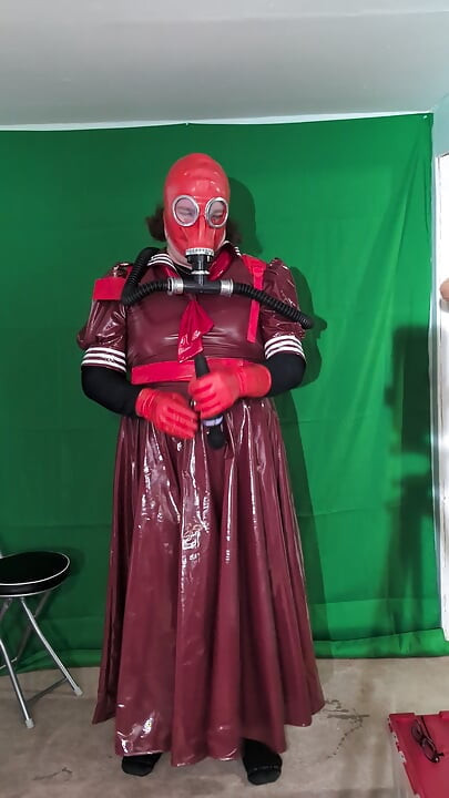 Gasmaske og bobleflaske rygsæk, pvc skolepige og vibrator tryllestav