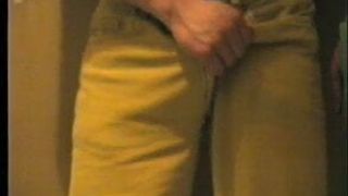 Ik in een gele spijkerbroek