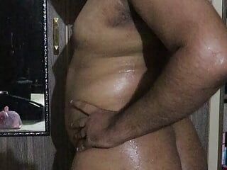 Chico desnudo de Pakistán solo en casa mostrando caliente culo y culo en público