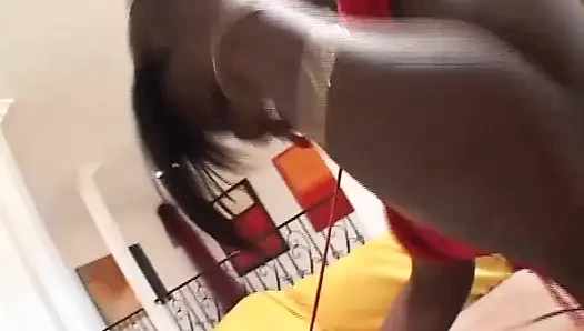 Cewek kulit hitam dengan pantat montok dientot habis-habisan sama kontol besar pria kulit hitam