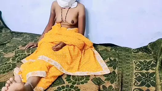 Индийская деревенская пара дези занимается сексом в полночь в желтом сари