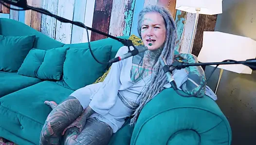 Ich spreche über P - Passion - ASMR podcast SFW spricht goth dünnes mädchen dreadlocks tattoo-modell inked mädchen