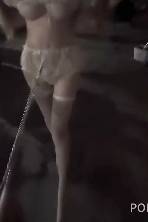 Lingerie obscène Université, petite demi-sœur à forte poitrine vêtue de bas, exposée dehors dans des lieux publics, sexe passionné en levrette
