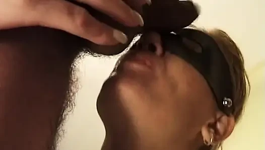 Tante seksi dengan penutup mata lagi asik fingering dan dudukin mukanya dengan mata tertutup