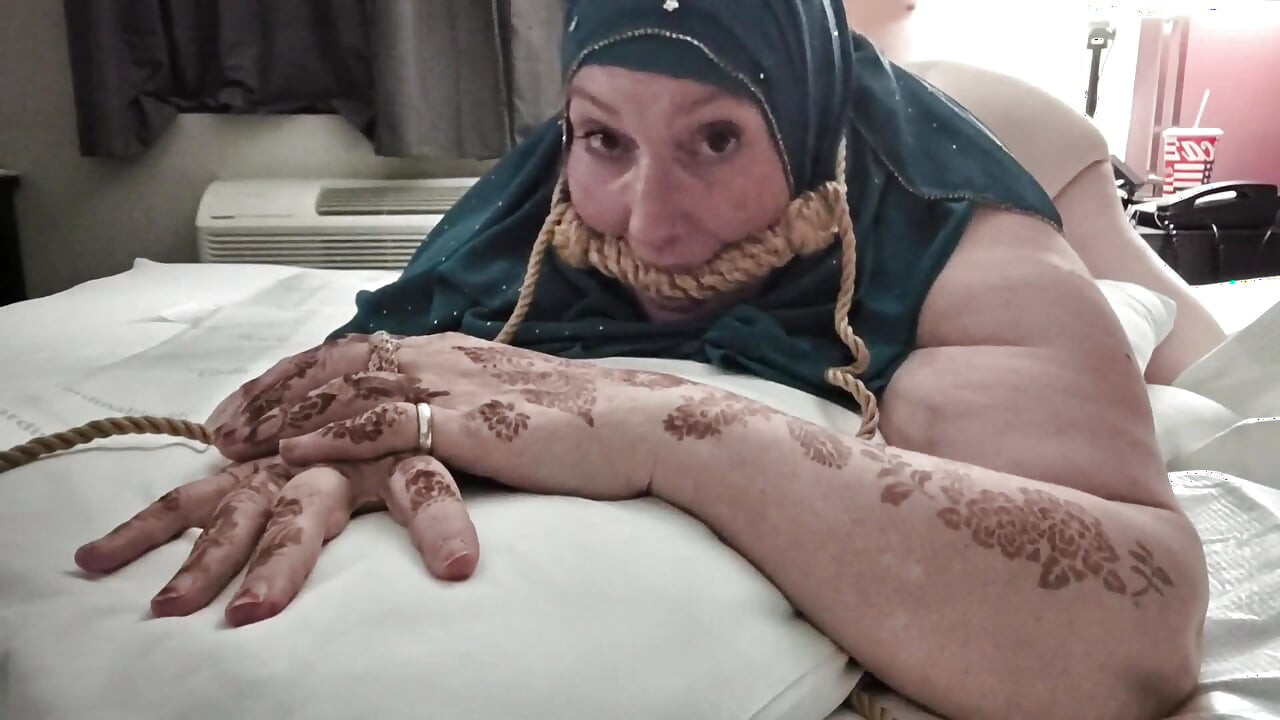 Hijabi Cripple Bum BDSM din ambele unghiuri