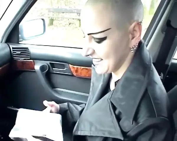 זונה גרמניה גותית משחקת עם הכוס המנוקב שלה