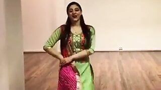 Vestida linda dança por gata sexy na música hindi
