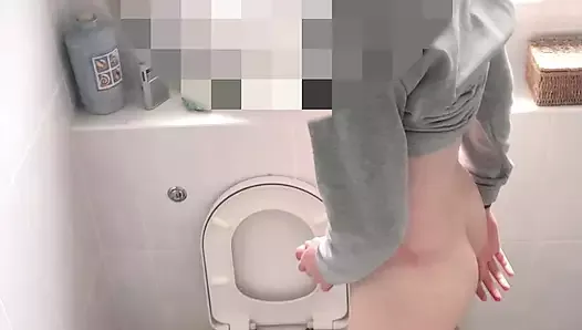 Pisse dans ma salle de bain avec une bite bien dure et sans pantalon
