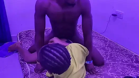 Uzun Bir Günün Ardından Bebeğimi Sıkı Amcığımı Arkadan Sikiyorum