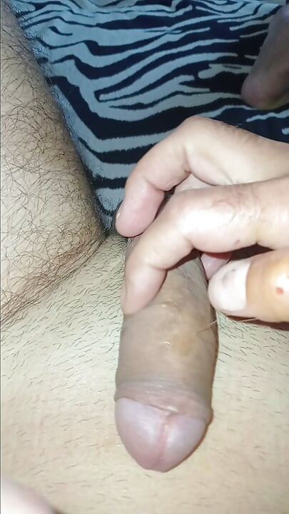 Piękny, podniecony penis, nagi, z dużą, piękną główką, płynie obficie z rozkoszy