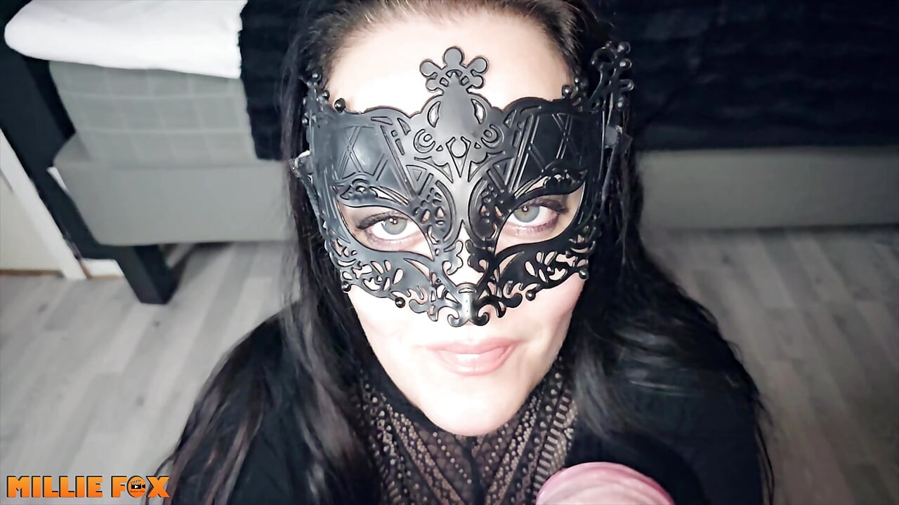 Süper ateşli kenar, orta yaşlı seksi kadının devasa bir döl yutmasına yol açtı - millie fox