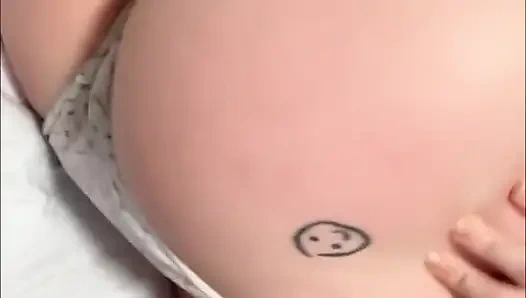 Kremsi amcık yapay penisin her yerine sidik fışkırtıyor